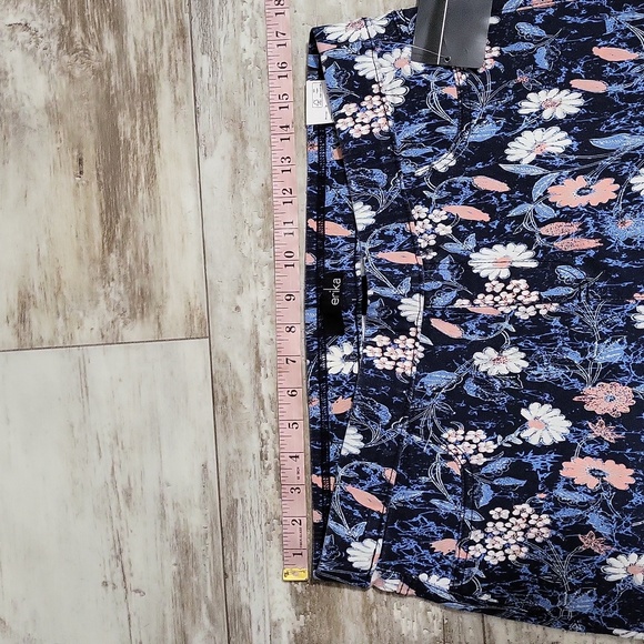 Erika Joey Clam Digger Daisy Print Capri - Picture 11 of 12